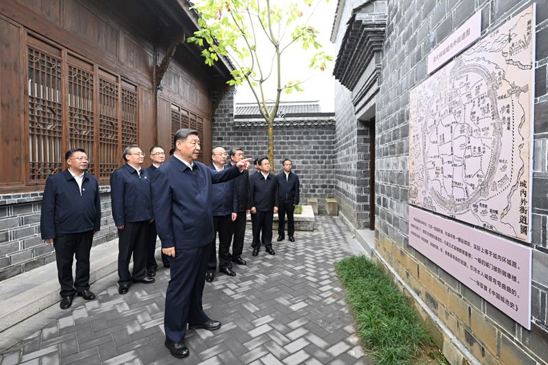 10月17日至18日，中共中央总书记、国家主席、中央军委主席习近平在安徽考察。这是17日下午，习近平在安庆桐城市六尺巷考察。